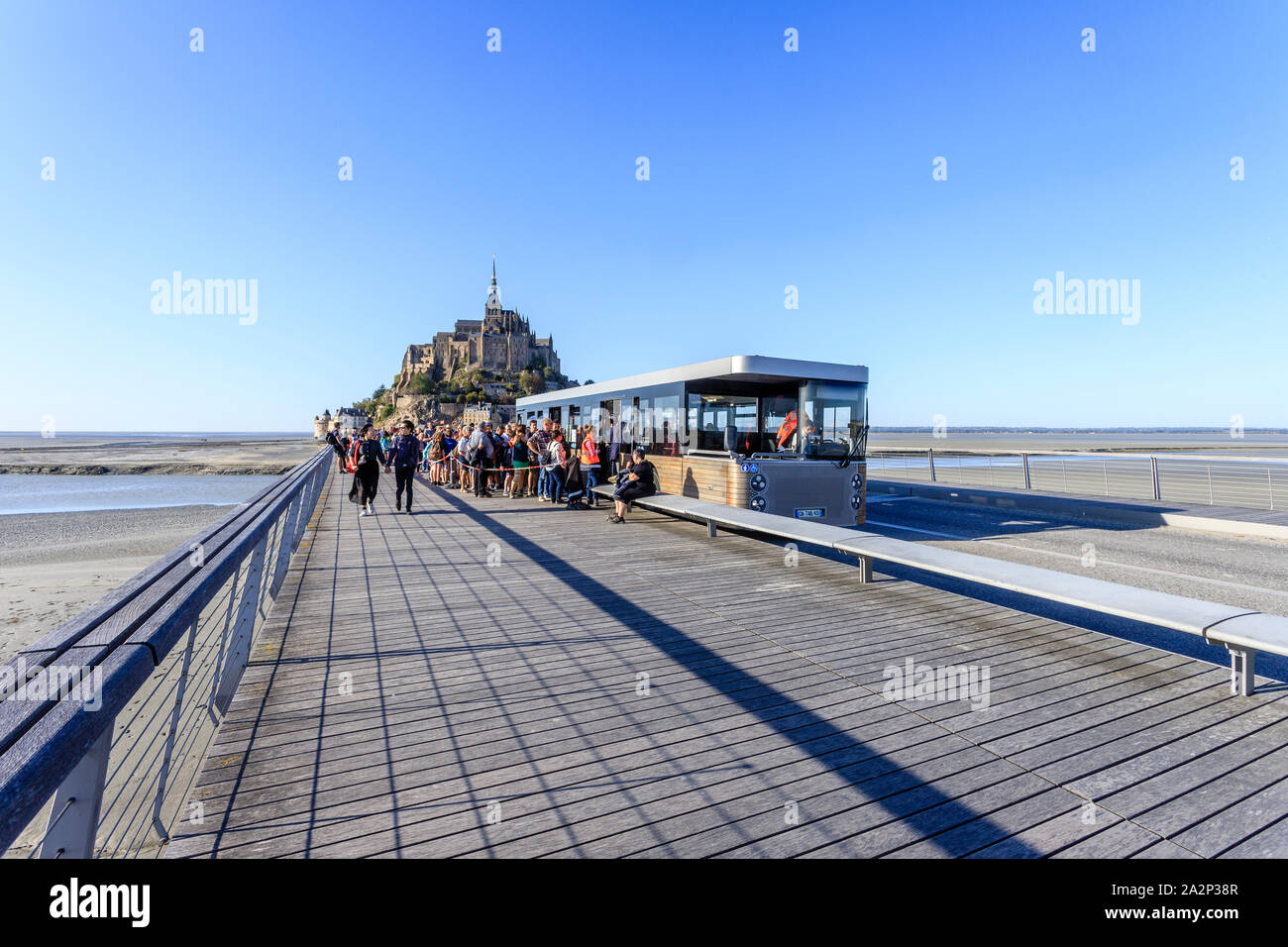 Frankreich, Manche, der Mont Saint Michel Bucht, als Weltkulturerbe von der UNESCO, der Mont-Saint Michel, Brücke der Architekt Dietmar Feichtinger und Grou Stockfoto