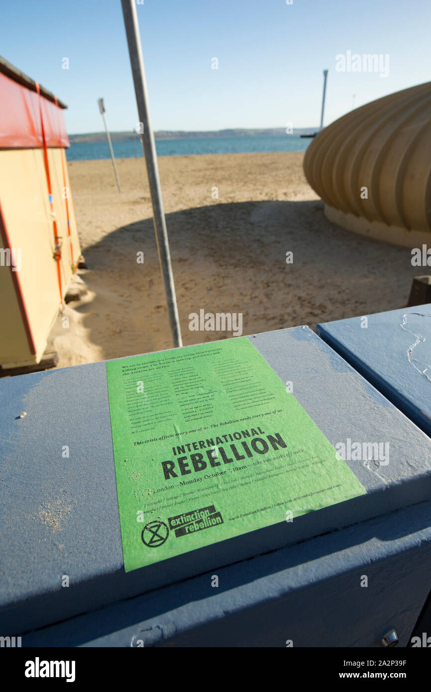 Ein Aussterben Rebellion Poster oder Flyer, auf Weymouth Strandpromenade platziert, die das Problem des Klimawandels und der Werbung eine internationale rebellio Stockfoto