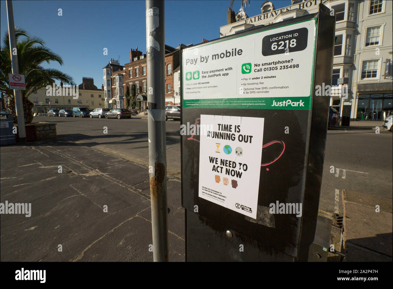 Ein Aussterben Rebellion Poster oder Flyer, auf eine Parkuhr auf Weymouth Strandpromenade platziert. Es fordert die Regierung auf, den Klimawandel und die Adv zu Adresse Stockfoto