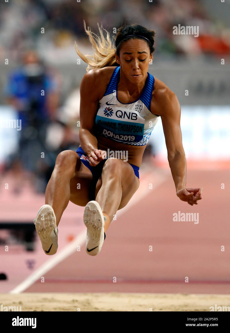 Großbritanniens Katarina Johnson-Thompson konkurriert im Weitsprung der Frauen Siebenkampf am Tag sieben der IAAF Weltmeisterschaften am Khalifa International Stadium, Doha, Katar. Stockfoto