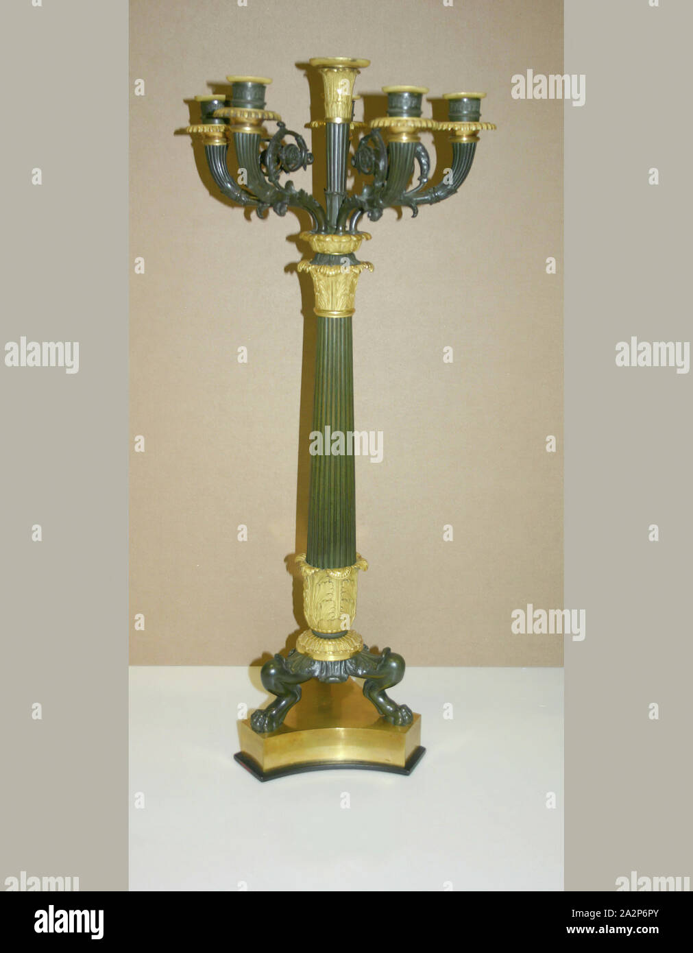Unbekannt (Französisch), Kandelaber, Ca. 1825, Bronze und Goldblech, Gesamt: 28 1/4 x 11 5/8 Inch (71,8 × 29,5 cm Stockfoto