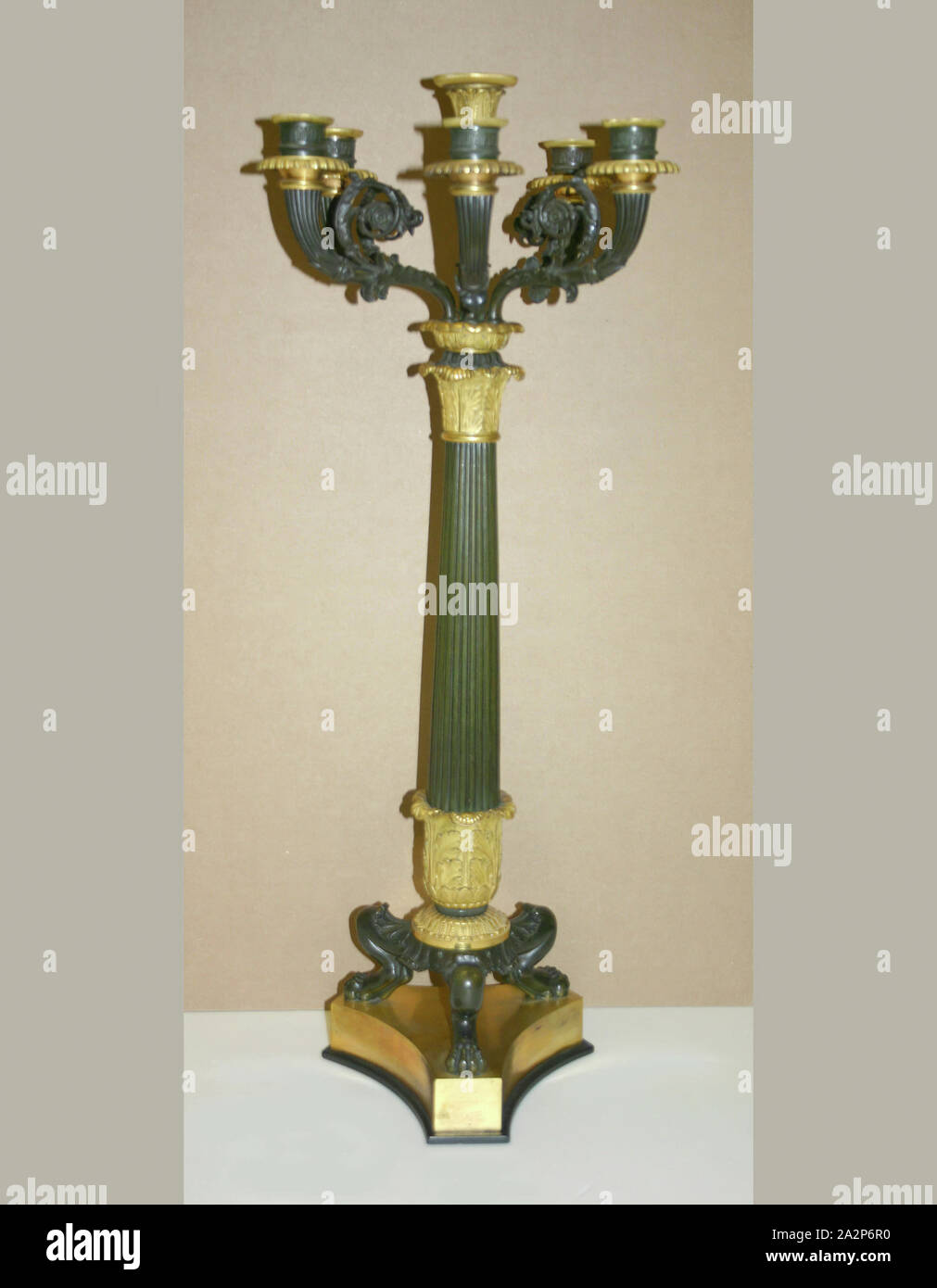 Unbekannt (Französisch), Kandelaber, Ca. 1825, Bronze und Goldblech, Gesamt: 28 3/8 x 11 7/8 Inch (72,1 × 30,2 cm Stockfoto