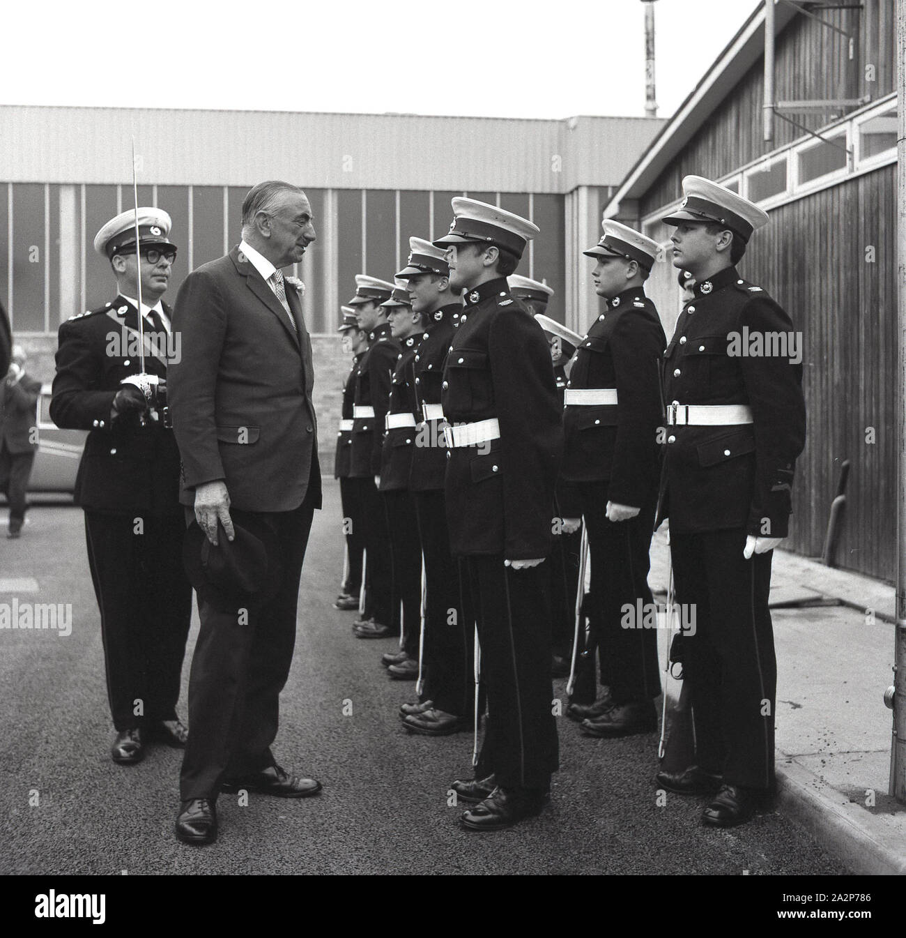 1967, ein geeigneter Regierungsminister, der junge uniformierte Flieger bei der RAF Halton, Aylesbury, Buckinghamshire, England, traf. Stockfoto