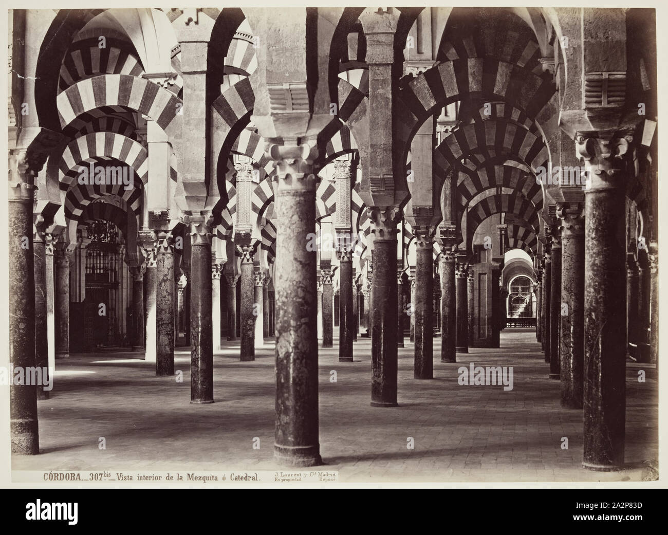 Juan Laurent, Französisch, 1816-1892, Cordoba, Vista Interior de la Mezquita O Kathedrale, Ca. 1860, eiklar Drucken, Bild: 9 3/4 x 13 3/8 Inch (24,8 × 34 cm Stockfoto