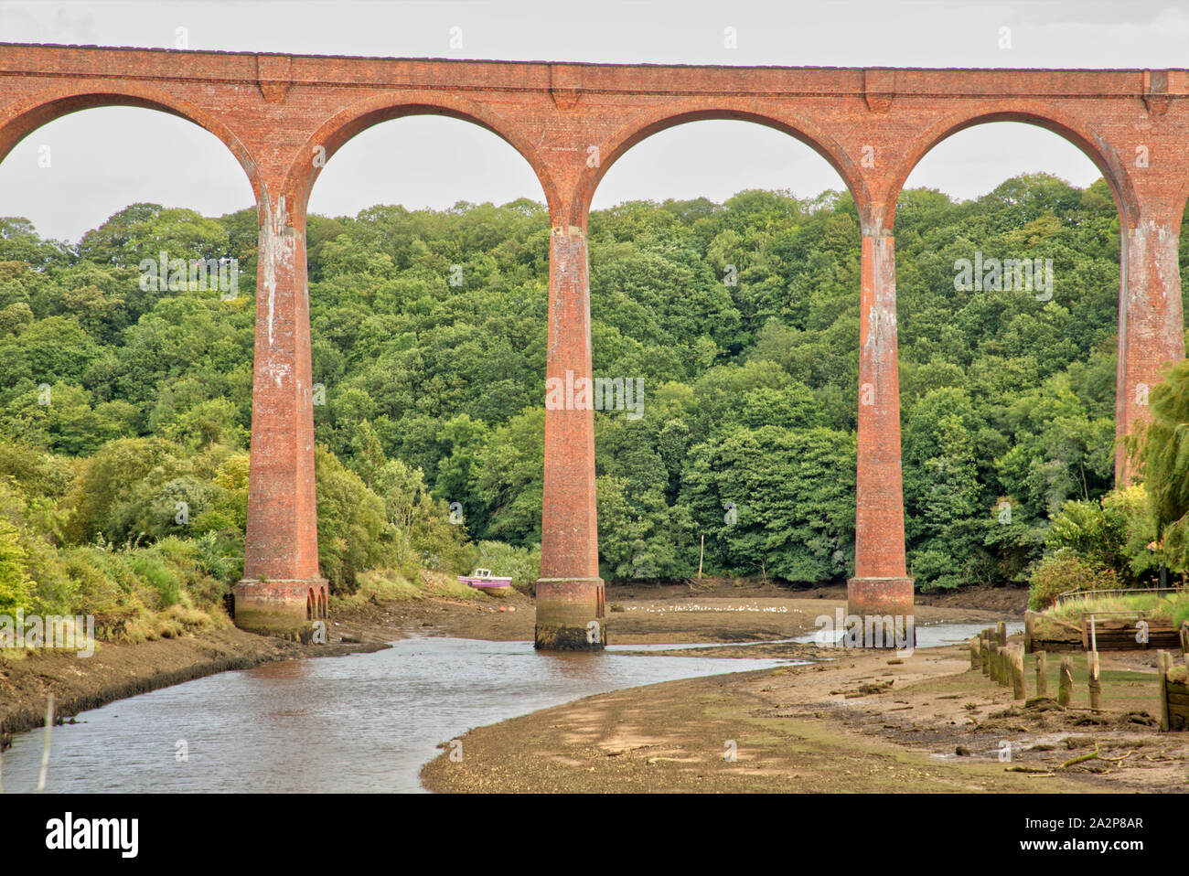 Viadukt, Brücke über den Fluss Stockfoto