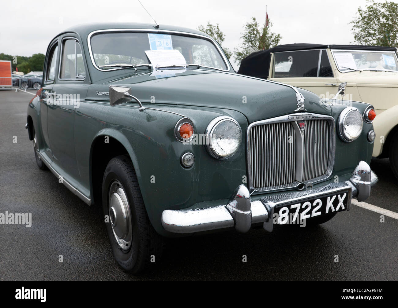 Drei Viertel der Vorderansicht eine Grüne, 1963, Rover P4 110, die in der Auto Club Zone der Silverstone Classic 2019 Stockfoto