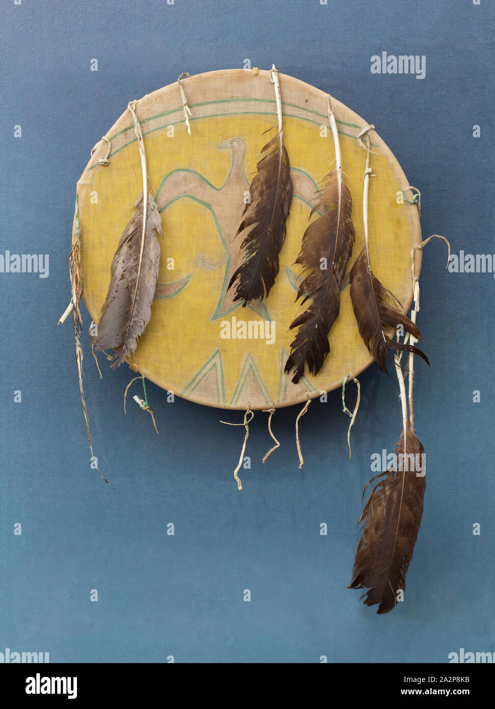 Arapaho, Native American, Tanz Schild, Ca. 1900, Musselin, Holz, Pigment, rawhide und Feder, Gesamt: 17 1/4 Zoll (43,8 cm Stockfoto