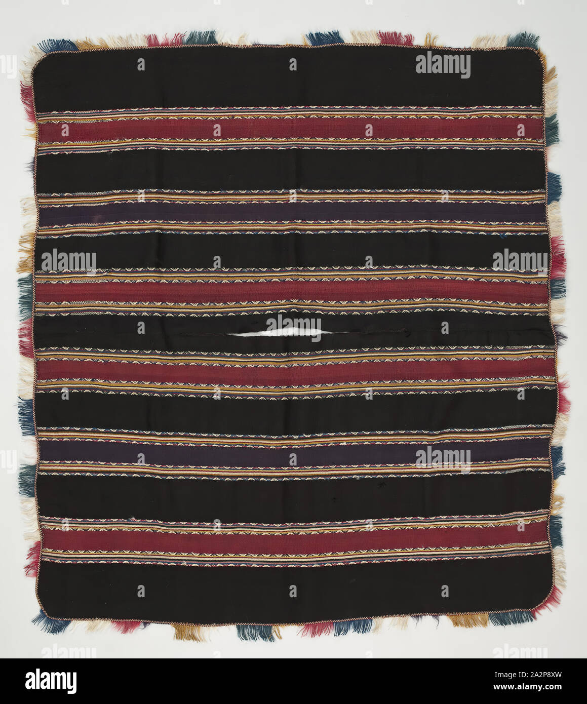 Aymara, Südamerikanische, Miniatur Poncho, 19. Jahrhundert, Camelid Faser, Insgesamt (mit Fransen): 51 × 46 cm (129,5 × 118,1 cm Stockfoto