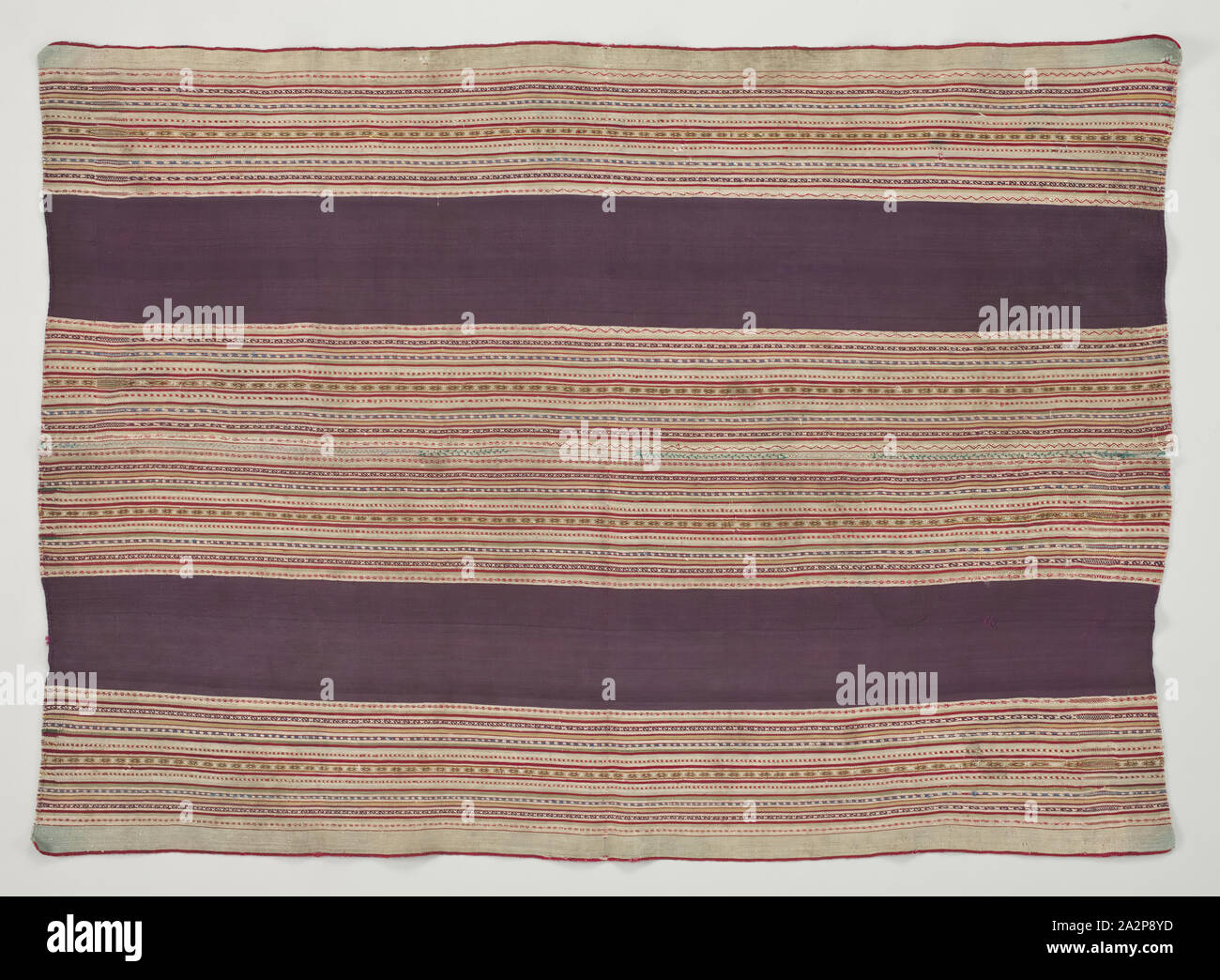 Quechua, Südamerikanische, Woman's Schal, 18. Jahrhundert, Camelid Faser, Gesamt: 41 5/8 x 29 5/8 Inch (105,7 × 75,2 cm Stockfoto