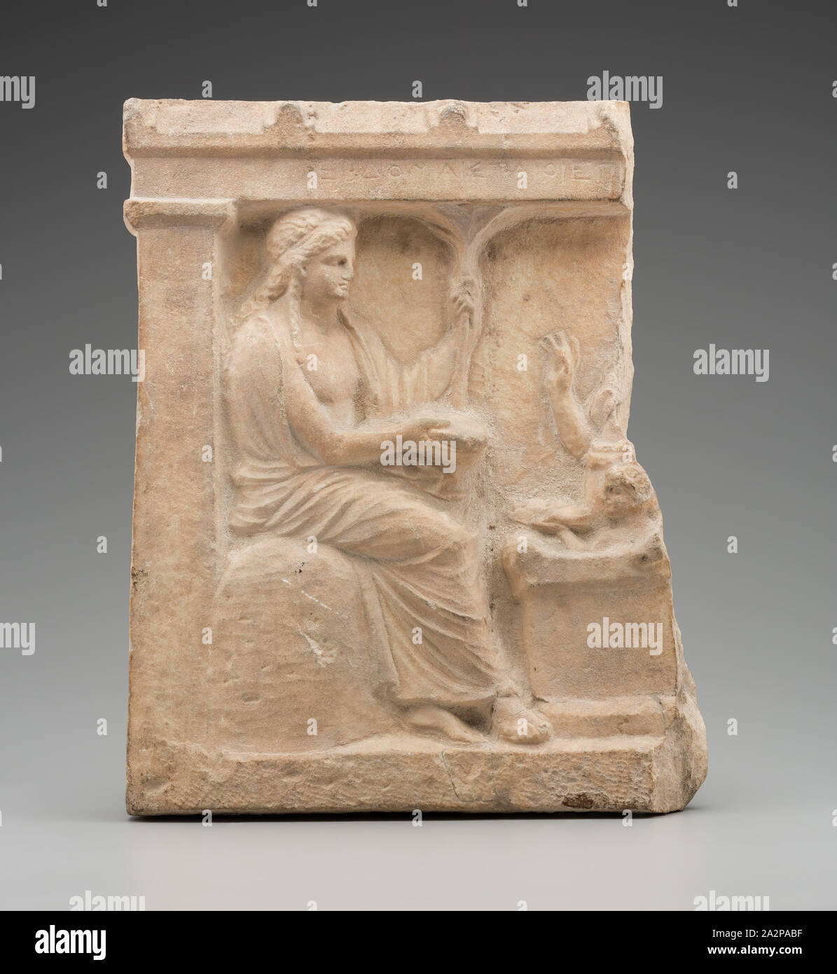 Griechisch, Linderung von Apollo sitzt auf dem Omphalos, 4.Jahrhundert v. Chr., Marmor, Gesamt: 16 1/4 x 12 3/4 x 3 1/2 Inch (41,3 × 32,4 × 8,9 cm Stockfoto
