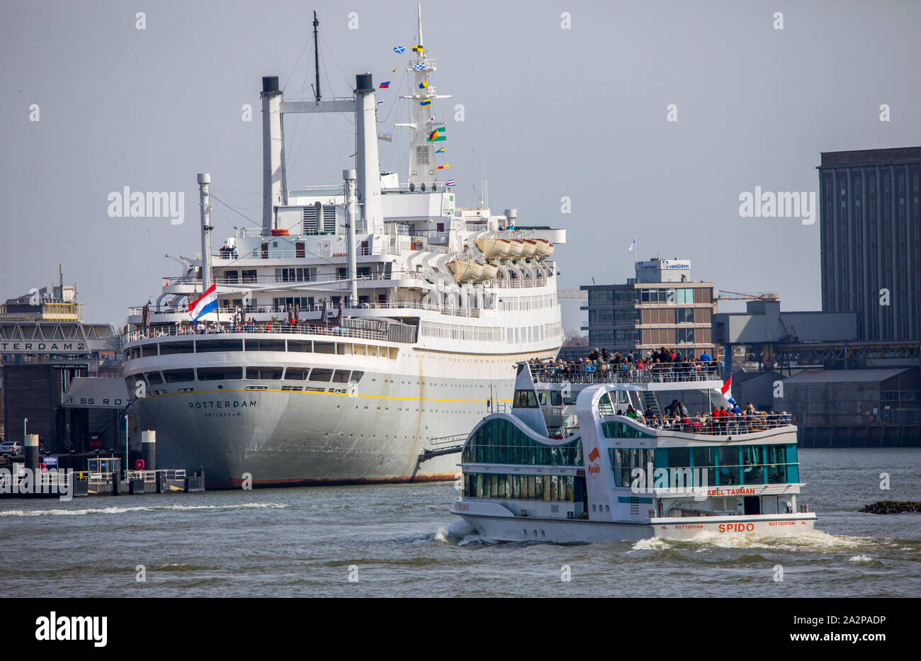 Rotterdam, Niederlande, dem Fluss Nieuwe Maas, ehemaligen Passagier Hapag-dampfer, die Holland America Lijn, SS Rotterdam, jetzt ein Hotel Schiff, Conference Center Stockfoto