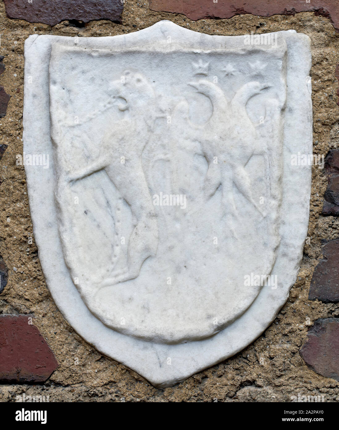 Unbekannt (Italienisch), Wappen der Swiss Luder Familie und der Lund Familie, aus Schleswig, 15. Jahrhundert, Marmor, Gesamt: 12 1/4 x 9 3/4 Inch (31,1 × 24,8 cm Stockfoto