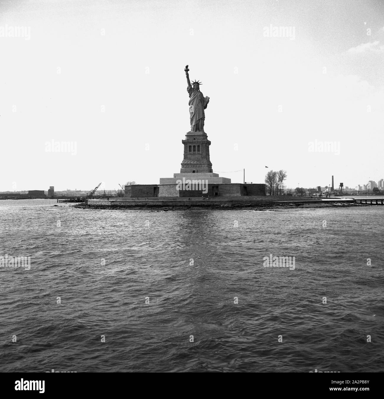 Die Freiheitsstatue in der Upper New York Bay in den Gewässern von Jersey City, New York, USA, auf Liberty Island 1960. Die große Kupferstatue war ein Geschenk des französischen Volkes. Die Metallkonstruktion wurde von dem französischen Bildhauer Frédéric Auguste Bartholdi entworfen und von Gustave Eiffel, er, dem berühmten Pariser Turm, erbaut. Stockfoto