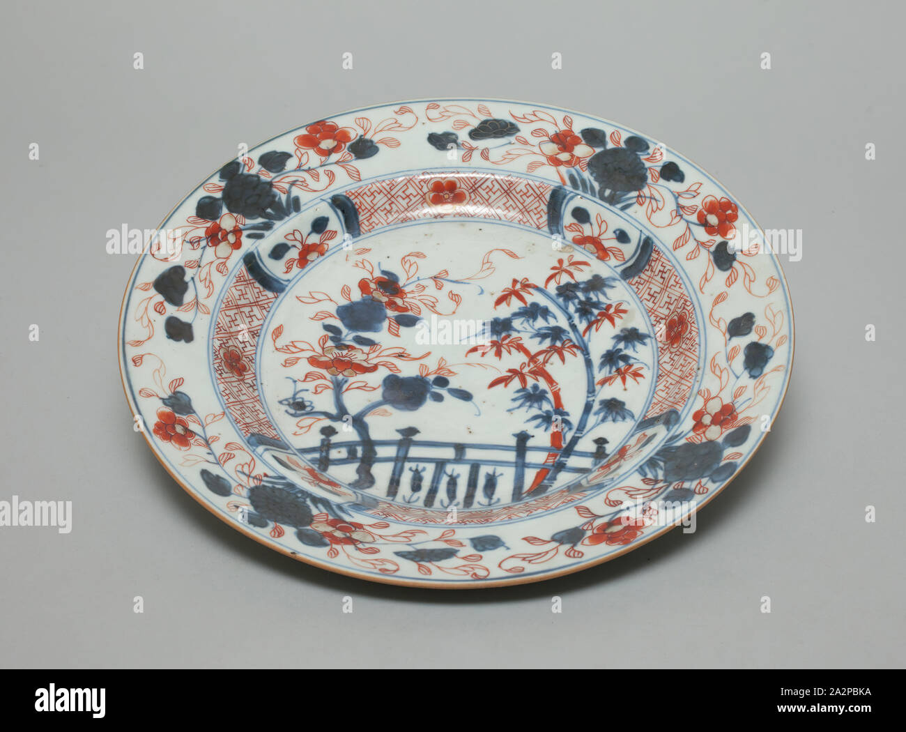 Möglicherweise Unbekannt (Japanisch), Platte, 18. Jahrhundert, Porzellan, Durchmesser: 9. (22,9 cm Stockfoto
