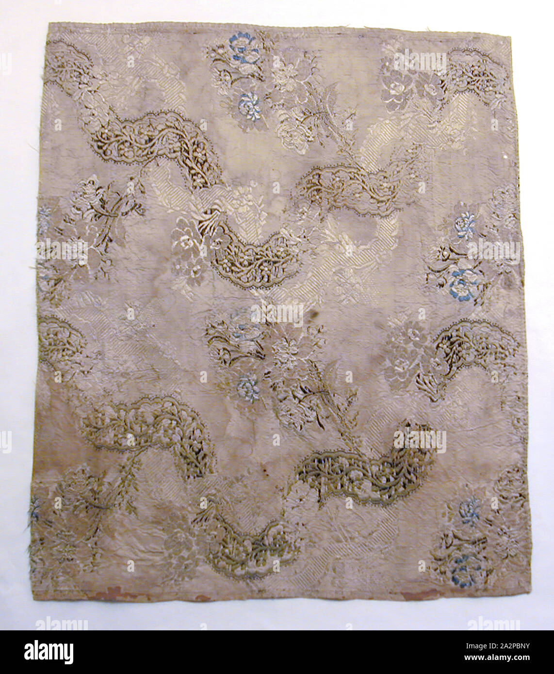 Unbekannt (Französisch), Textil- Fragment, Ende des 18. Jahrhunderts, Seide, Brokatartige Taft, 17 1/2 x 21 in Stockfoto