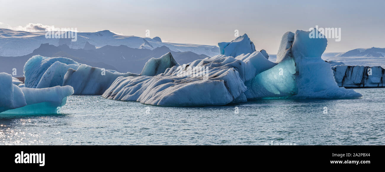 Schwimmende Eisberge in der Gletscherlagune Jokulsarlon, Island Stockfoto