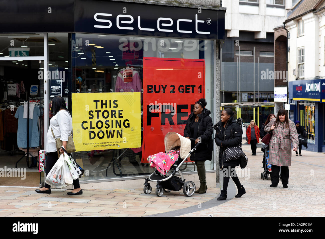 Käufer, die einen Shop besuchen, schließen die Schilder Street Fotografie Wolverhampton, England, Uk Wolverhampton City Center Stockfoto