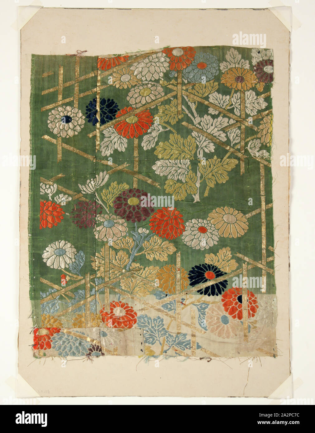 Unbekannt (Japanisch), Textil- Fragment, 1688/1703, Brocade, Stickerei, 16 1/2 x 12 1/4 in Stockfoto