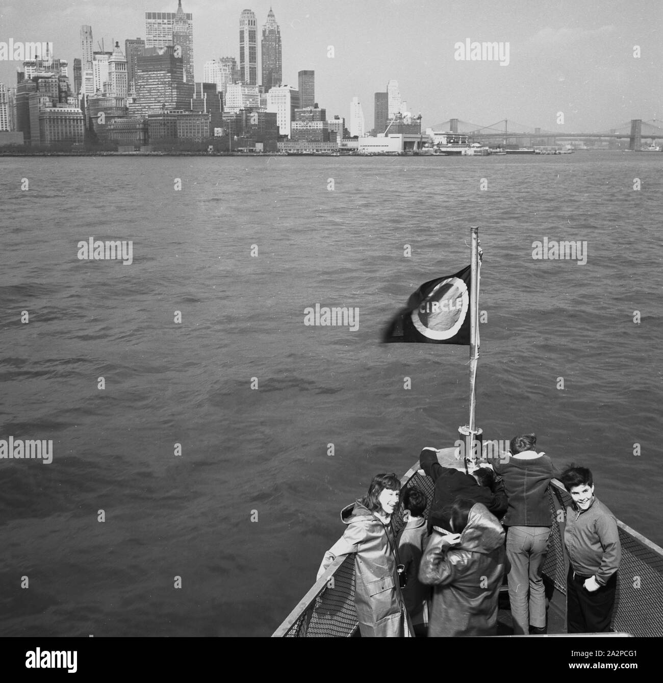 1960er Jahre, historisch, Jugendliche vor einem Circle Touristenboot auf dem Hudson River, New York City, USA. Die Skyline von Manhattan ist in der Ferne zu sehen. Stockfoto