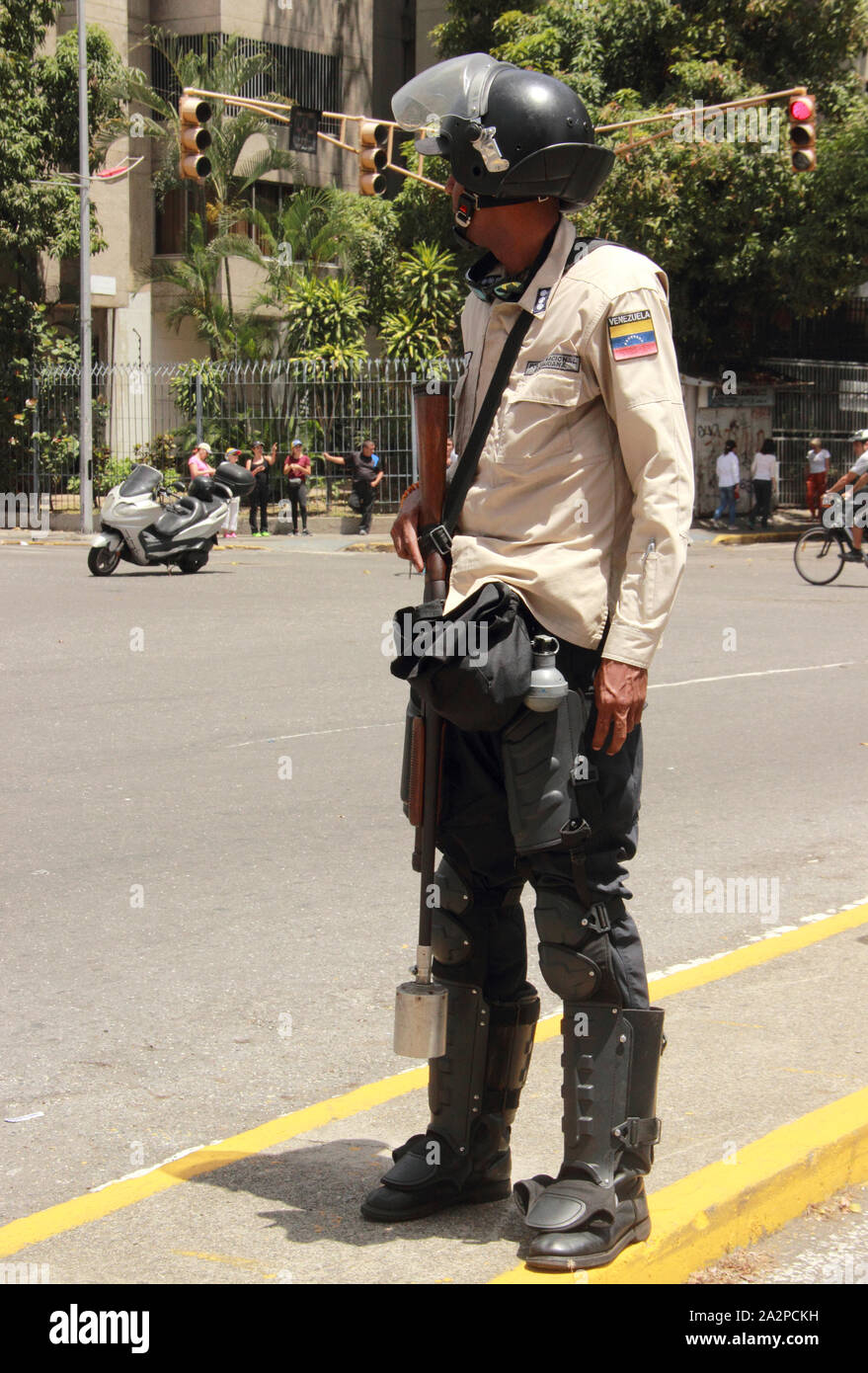 Nationale Polizei bereit sind, tritt bei einer Rallye in Caracas gegen Nicolas Maduro ditactorship Regierung zu verwenden Stockfoto