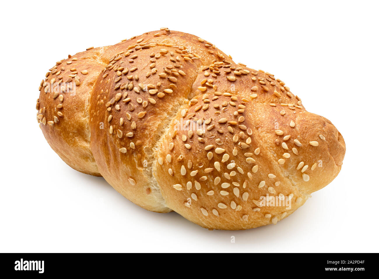 Geflochtene weiße Brötchen Mit Sesam isoliert auf Weiss. Stockfoto