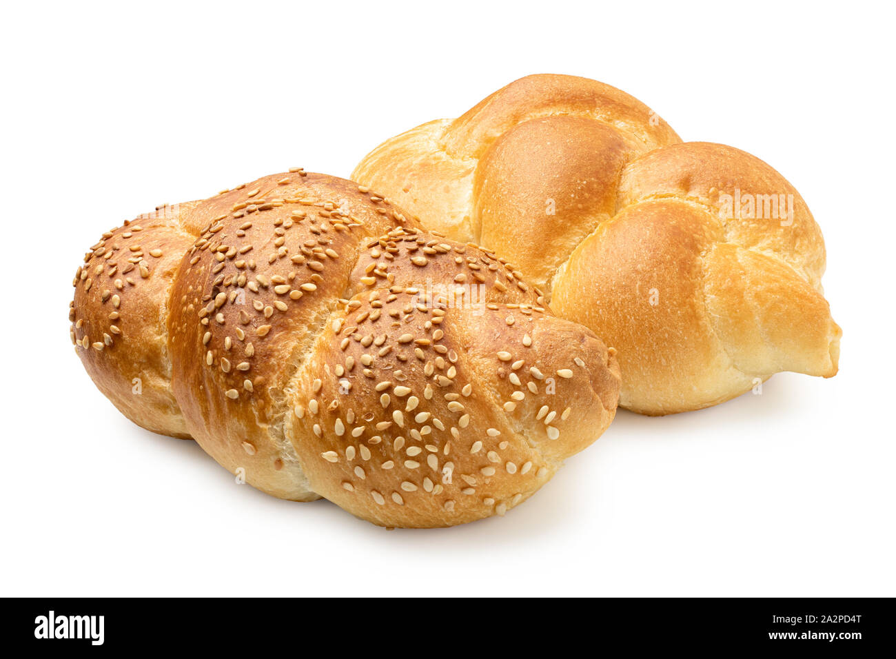 Zwei geflochtene weiße Brötchen auf weißen isoliert. Schlicht und mit Sesam. Stockfoto