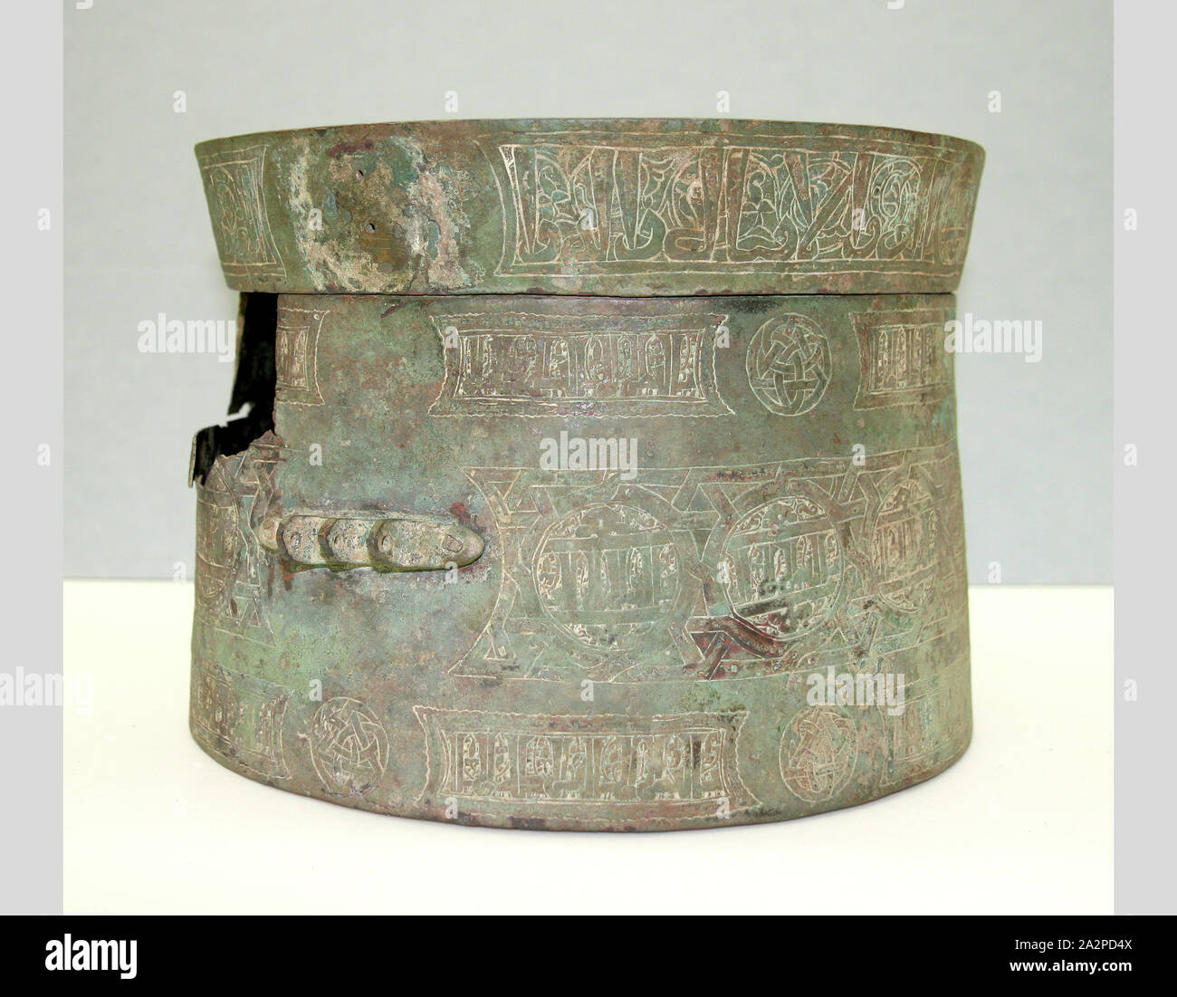 Islamische, iranischen, zylindrischen Box mit Deckel, 13. Jahrhundert, bleihaltiges Messing, 6 1/2 x 8 3/4 in Stockfoto