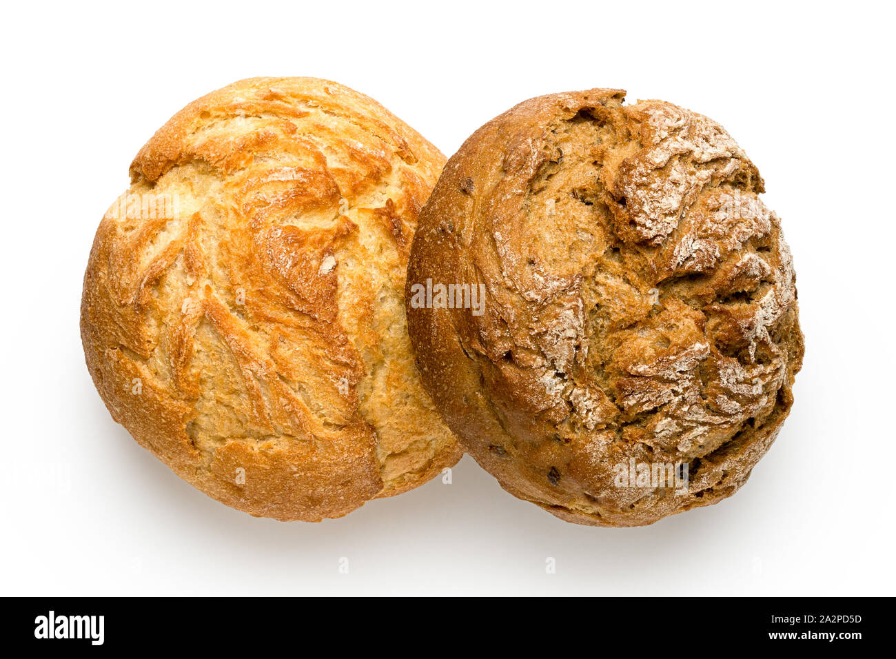 Zwei runde rustikale Brötchen auf weißen isoliert. Weiß- und Vollkornbrot. Ansicht von oben. Stockfoto