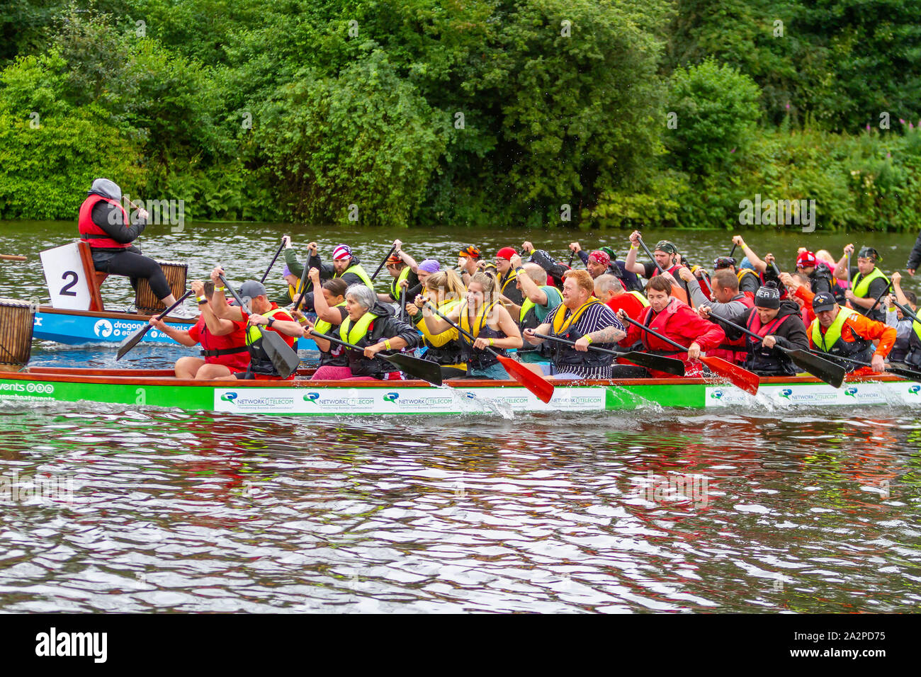 Drachenbootrennen 2019 in St Rocco's Hospiz, am Ruderverein in Warrington, Cheshire, England Stockfoto