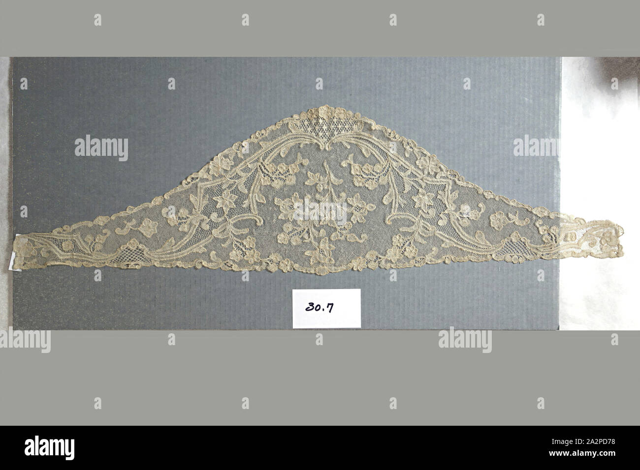 Unbekannt (Flämisch), Fichu, 18. Jahrhundert, Bettwäsche, Nadelspitzen, Gesamt: 8 3/4 x 31 1/4 in. (22,2 x 79,4 cm Stockfoto