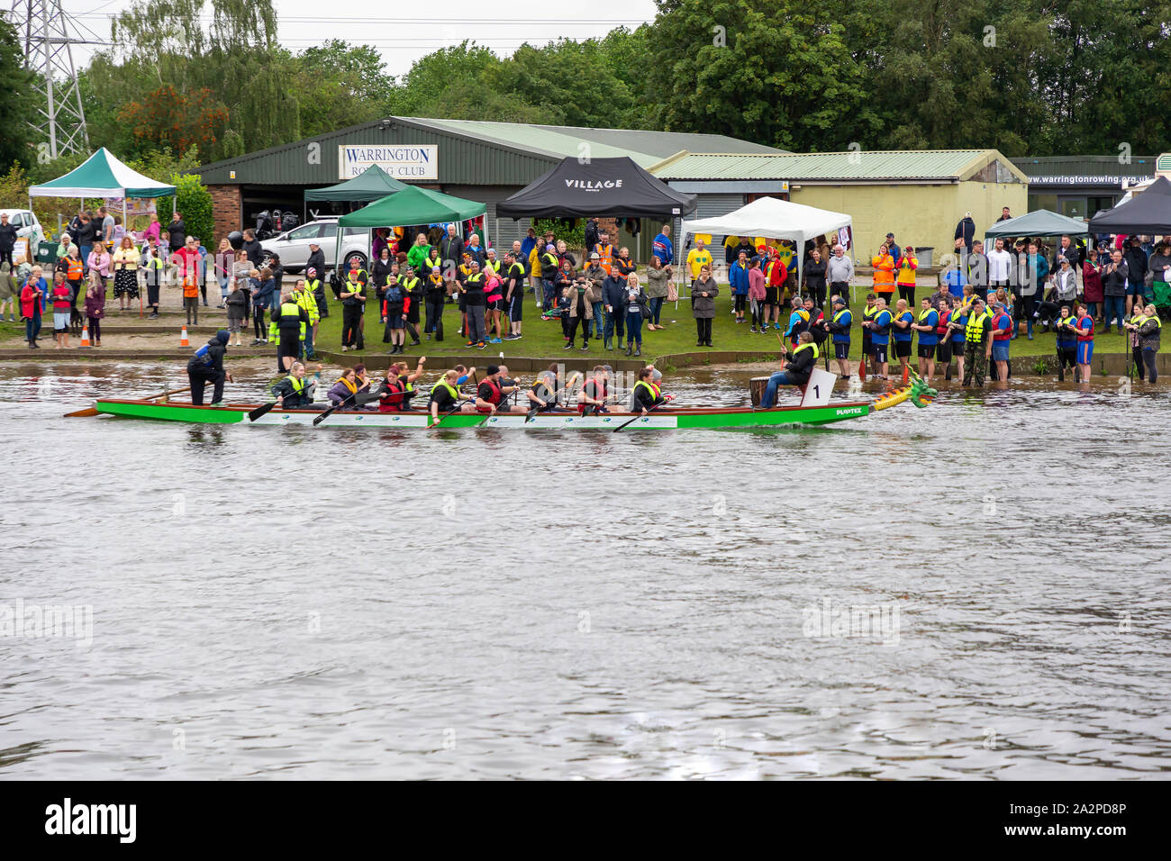 Drachenbootrennen 2019 geht vorbei Warrington Rudern Verein in der Hilfe von St Rocco's Hospiz, am Ruderverein in Warrington, Cheshire, England Stockfoto