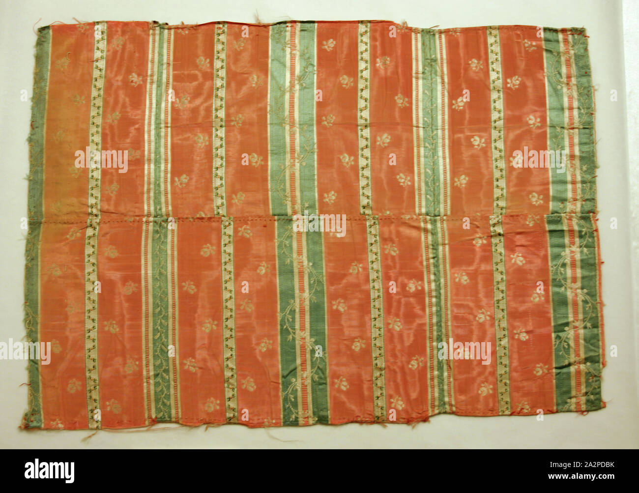 Unbekannt (Spanisch), Textil- Fragment, Ende des 18. Jahrhunderts, Seide, 13 3/4 x 19 1/4 in Stockfoto