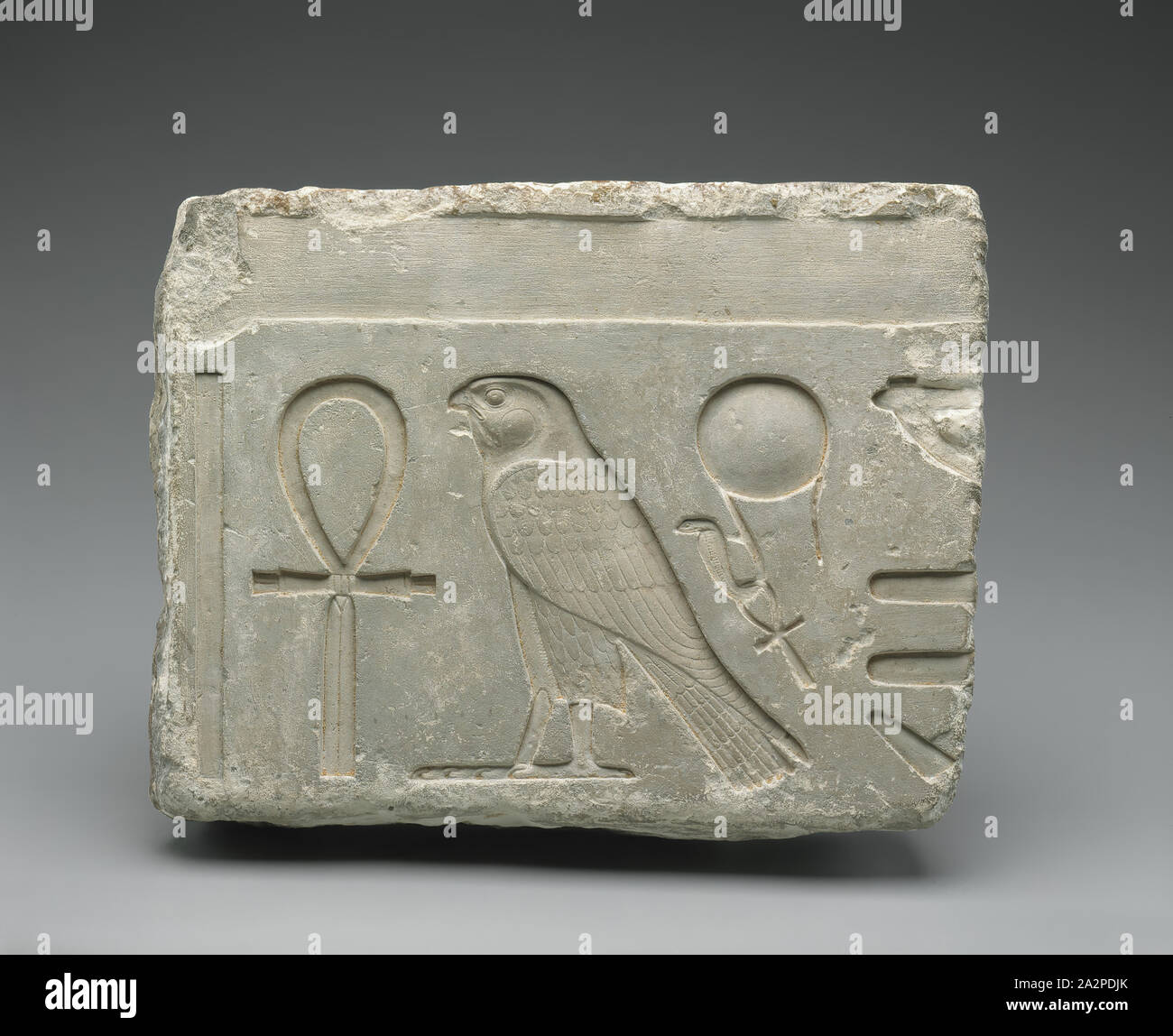 Ägyptische, Gebäude Inschrift mit Teil des Horus Name des Nectanebo I, 378/360 v. Chr., geschnitzte Kalkstein, 9 1/4 x 11 3/4 x 3 in. (23,5 x 29,8 x 7,6 cm Stockfoto