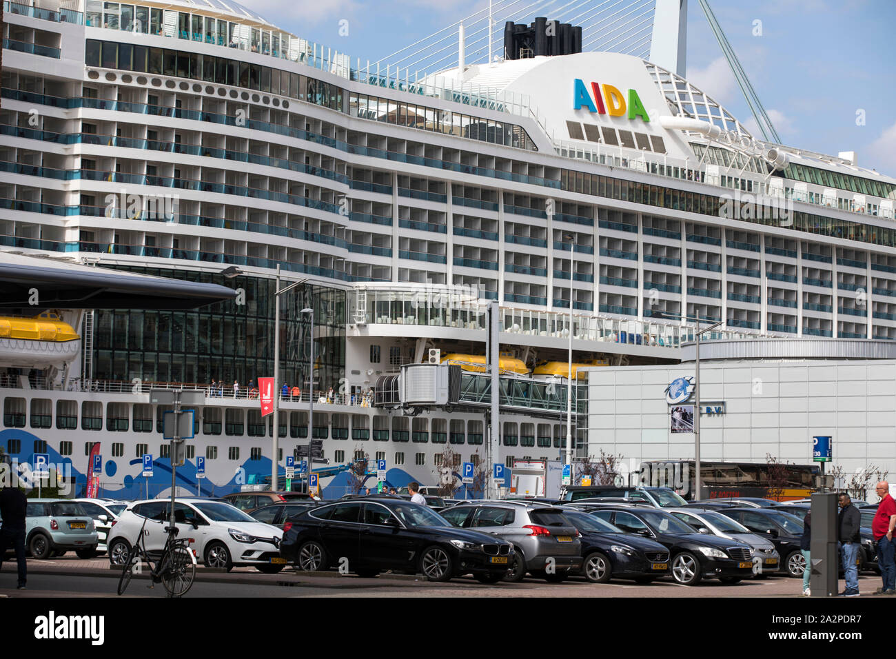 Kreuzfahrtschiff "Aida Perla' am Cruise Terminal, Rotterdam, Niederlande, Stockfoto