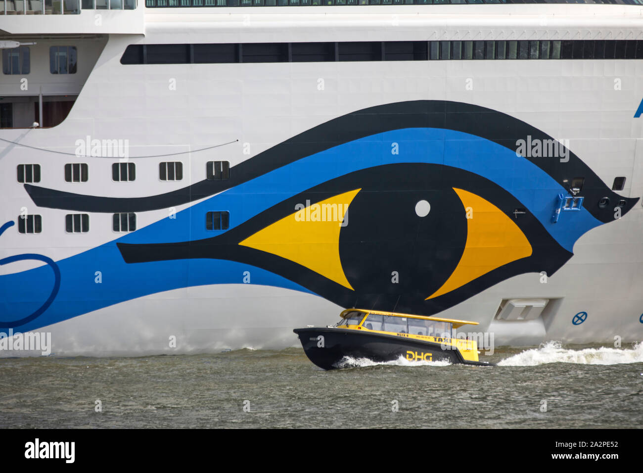 Kreuzfahrtschiff "Aida Perla' am Cruise Terminal in Rotterdam, Niederlande, Wassertaxi, Stockfoto