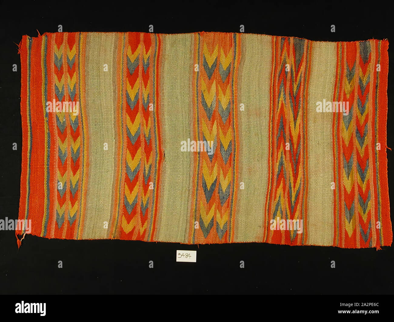Navajo, Native American, Decke, zwischen 1850 und 1875, Wolle, Insgesamt (ca.): 67×37 Zoll (170,2 × 94 cm Stockfoto