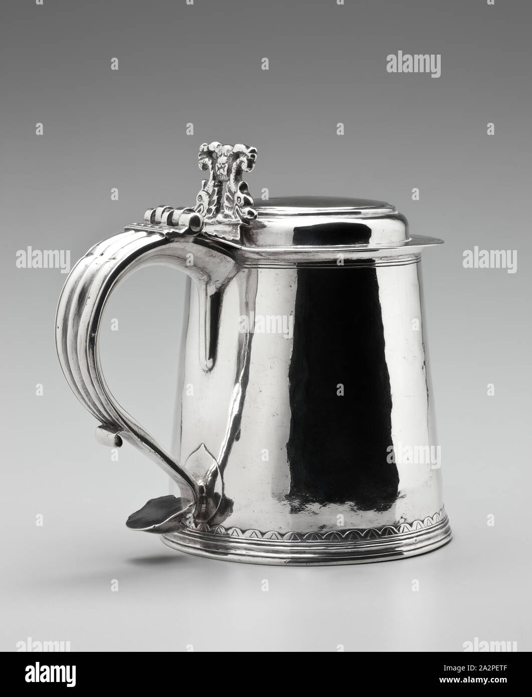 Samuel Vernon, American, 1683-1737, Tankard, zwischen 1700 und 1710, Silber, Gesamt: 7×7 7/8 x 5 1/8 Inch (17,8 × 20 × 13 cm Stockfoto