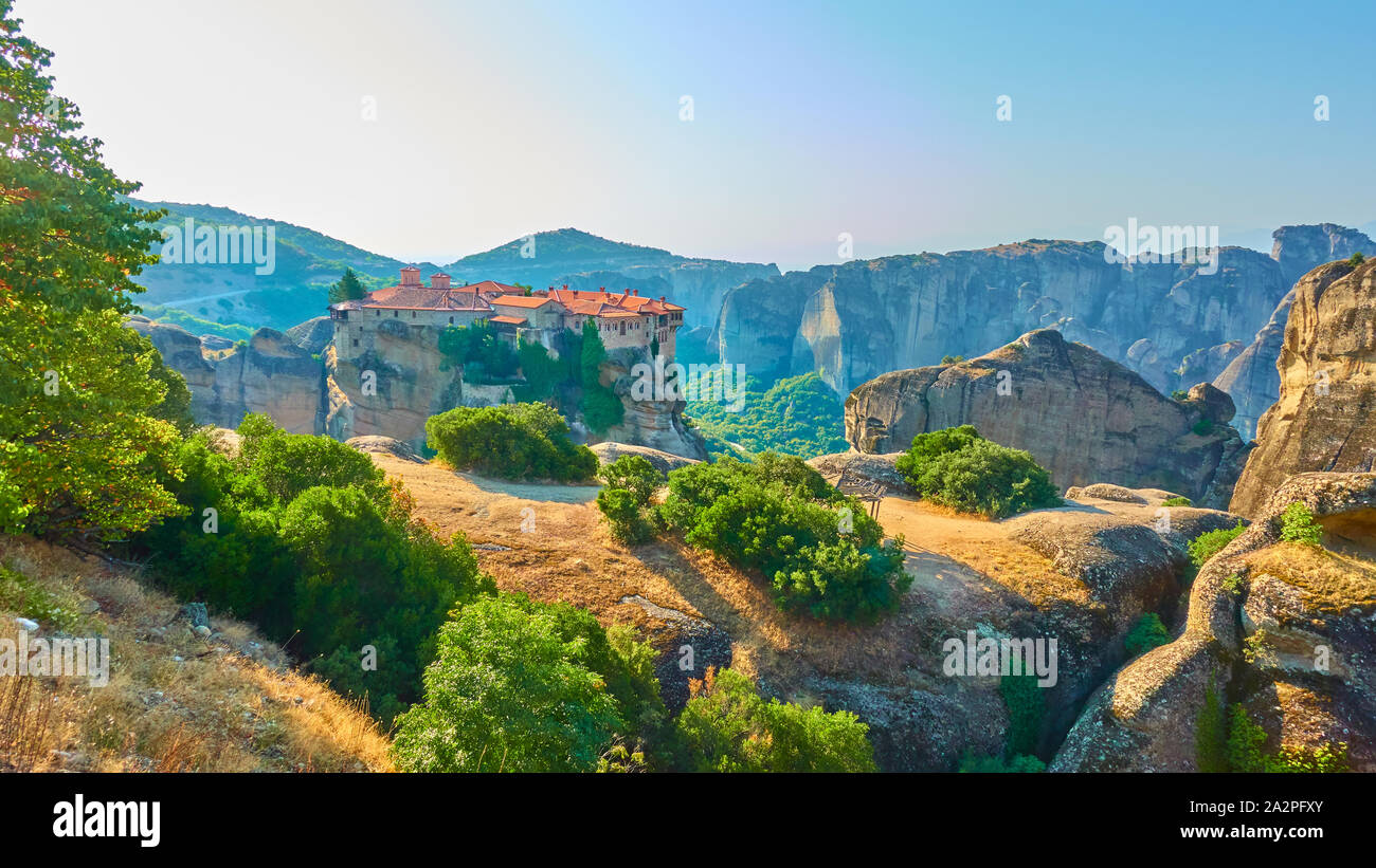 Panorama von Meteora mit dem Heiligen Kloster Varlaam am Morgen, Griechenland - Griechisch Panoramablick auf die Landschaft Stockfoto