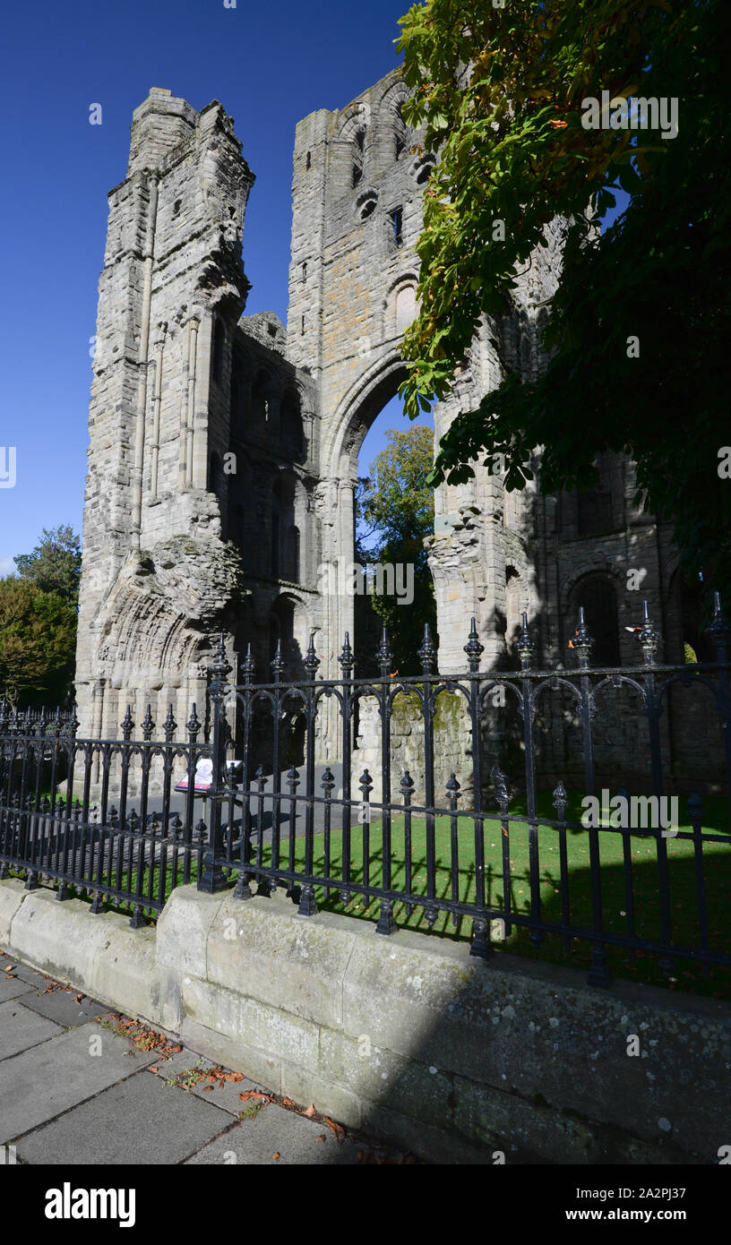 Die Ruinen von Kelso Abbey in den Scottish Borders am Ufer des Flusses Tweed Stockfoto