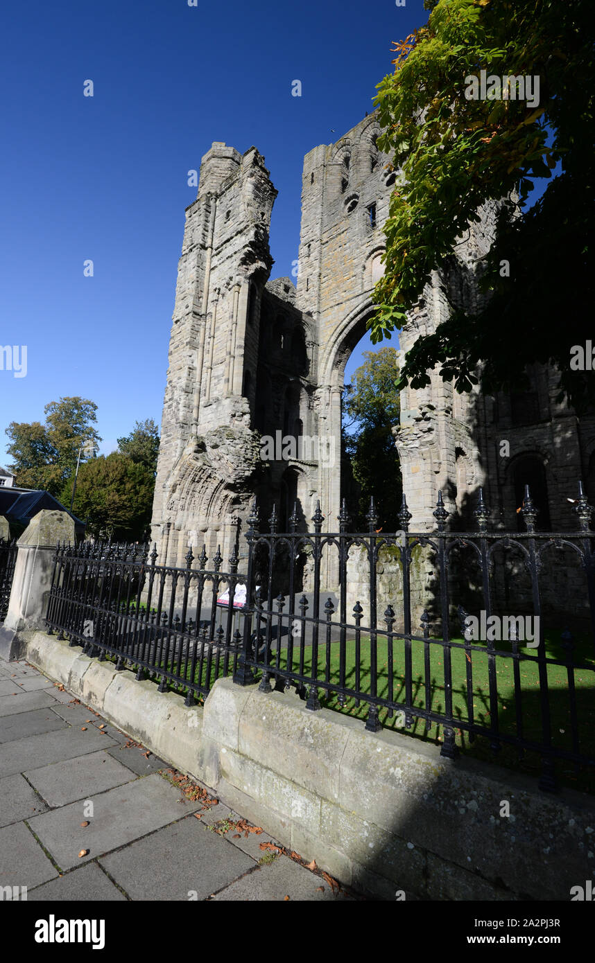 Die Ruinen von Kelso Abbey in den Scottish Borders am Ufer des Flusses Tweed Stockfoto