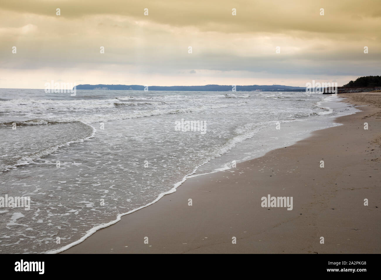 Dunkle Wolken über der Küste von Prora, Binz, Insel Rügen Stockfoto