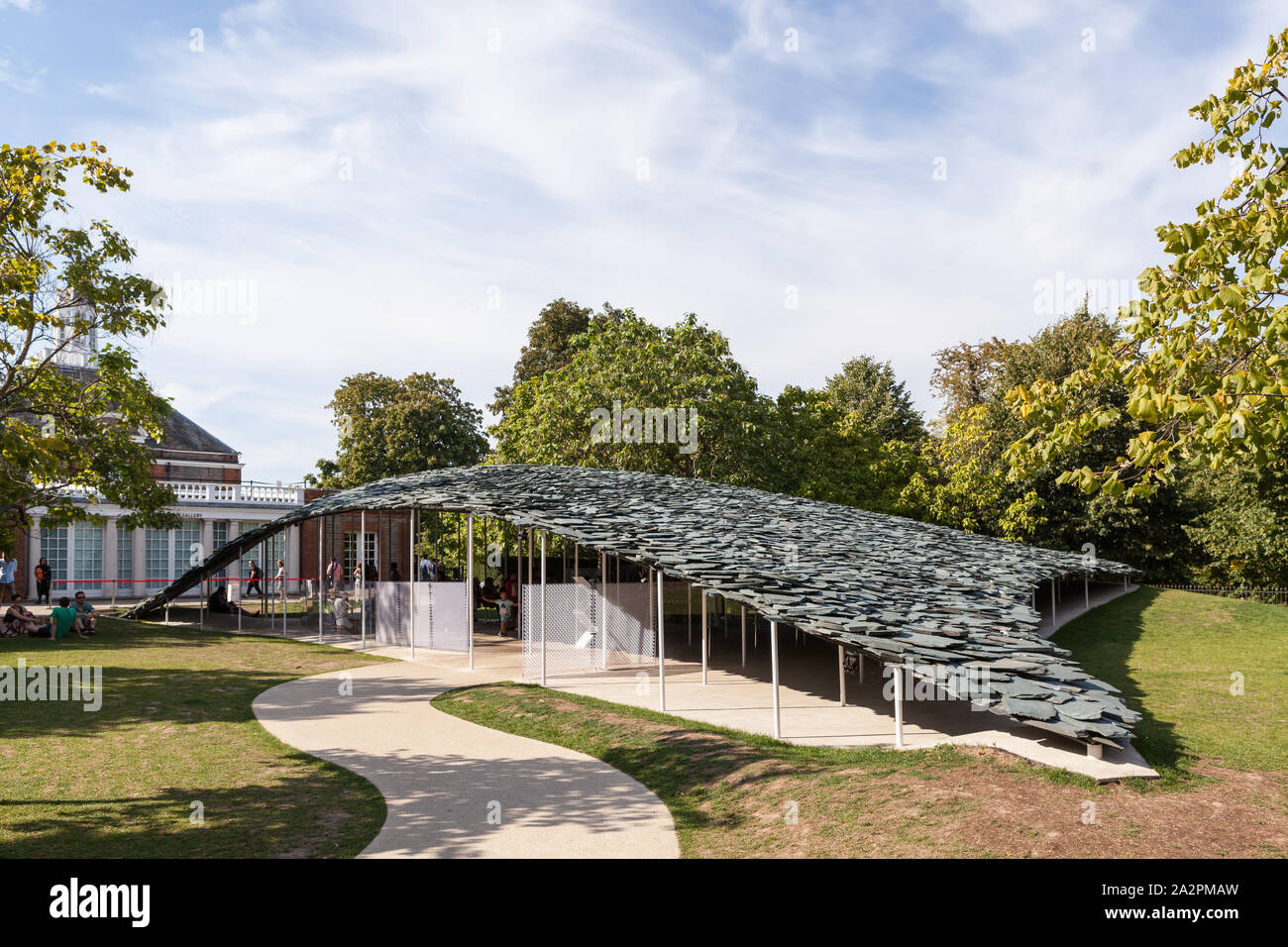 Die cumbrian Schiefer gedeckt temporäre Sommer Pavillon; eine Installation von dem japanischen Architekten Junya Ishigami in Kensington, West London Stockfoto