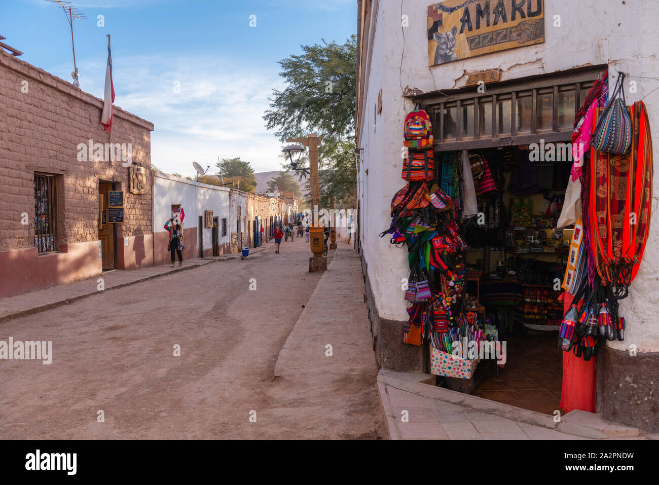 Main Street in der Stadtmitte mit Souvenir- und andere Geschäfte. San Pedro de Atacama, Región de Antofagasta, Anden, Chile, Lateinamerika Stockfoto