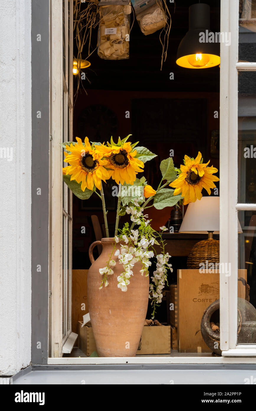 Ein Schaufenster in der Altstadt von Tallinn, Estland. Stockfoto