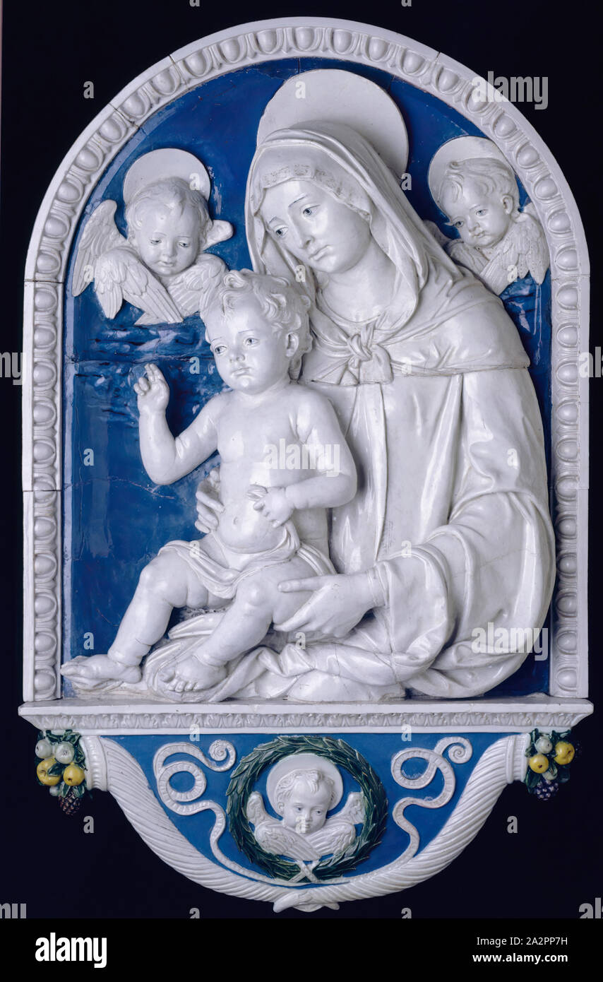 Andrea Della Robbia, Italienisch, 1435-1525, Madonna und Kind, zwischen 1490 und 1500, glasierte Terrakotta, UNGERAHMT: 34 × 26 cm (86,4 × 66 cm Stockfoto