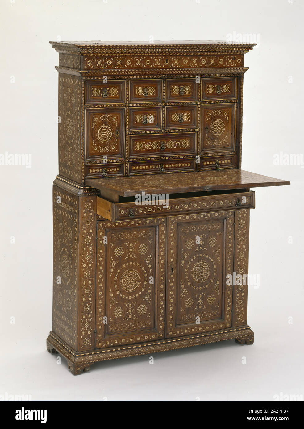 Unbekannt (Italienisch), Certosina Gehäuse, 17. Jahrhundert, Walnuss, Intarsien mit Knochen und verschiedenen Hölzern, vergoldetem Metall zieht, Gesamt: 59 3/8 × 36 × 14 3/4 Zoll (150,8 × 91,4 × 37,5 cm Stockfoto