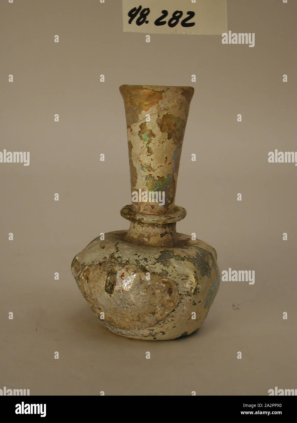 Roman, Flasche, 5. Jahrhundert AD, Glas, H.5 (12,7 cm) Durchm. 3 (7,6 cm Stockfoto