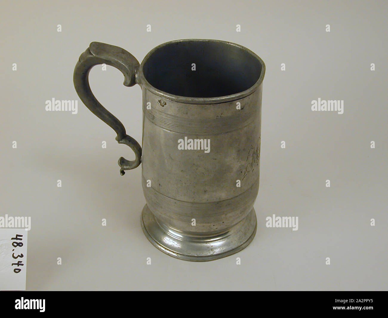 Unbekannt (Englisch), Townsend und Compton, Englisch, Becher, 1801/1811, Zinn, 6 1/2 x 7 x 4 3/8 in. (16,5 x 17,8 x 11,11 cm Stockfoto
