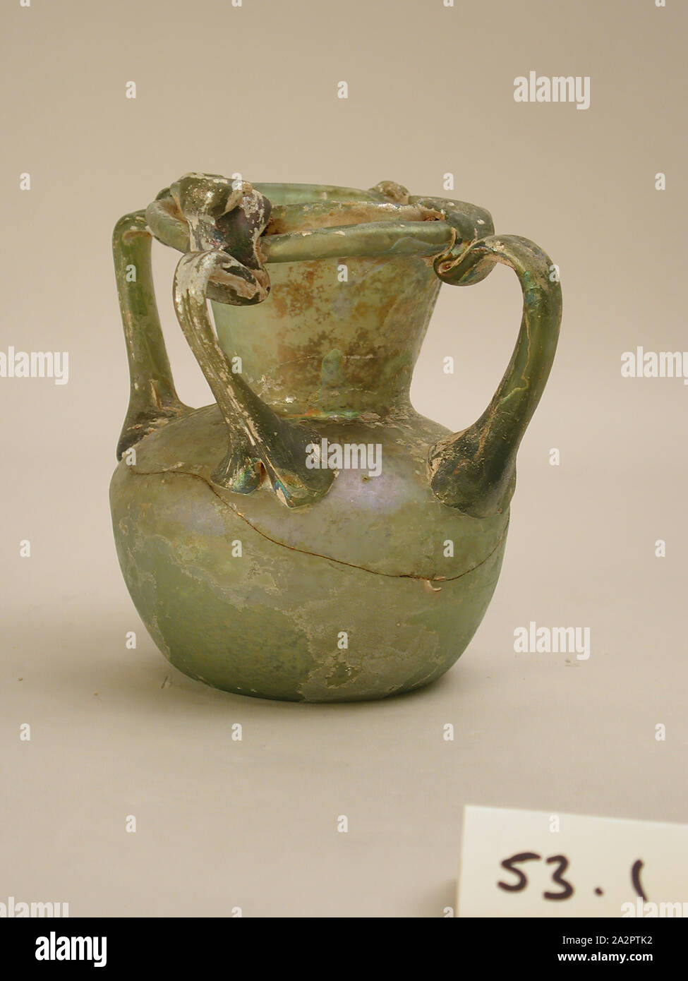 Roman, Four-Handled Jar, 4./5. Jahrhundert n. Chr., Glas, H5 1/8 (13,0 cm) Durchmesser von Körper 4 1/8 (10,5 cm Stockfoto