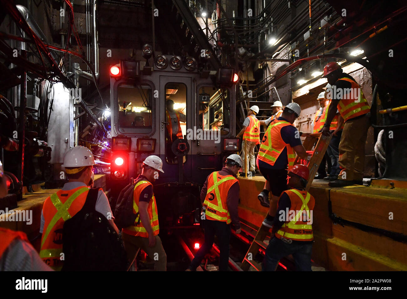 Gouverneur Andrew Cuomo Besuch des L Projekt tunnel Rehabilitation, New York, USA - 29 Sep 2019 - MTA Mitarbeiter innerhalb des L-Zug der U-Bahn Tunnel. Stockfoto